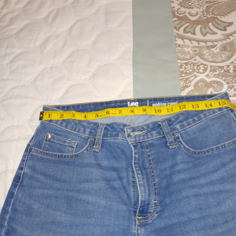 Lee's Mid Rise Capri's Size  12M - Picture 8 of 9